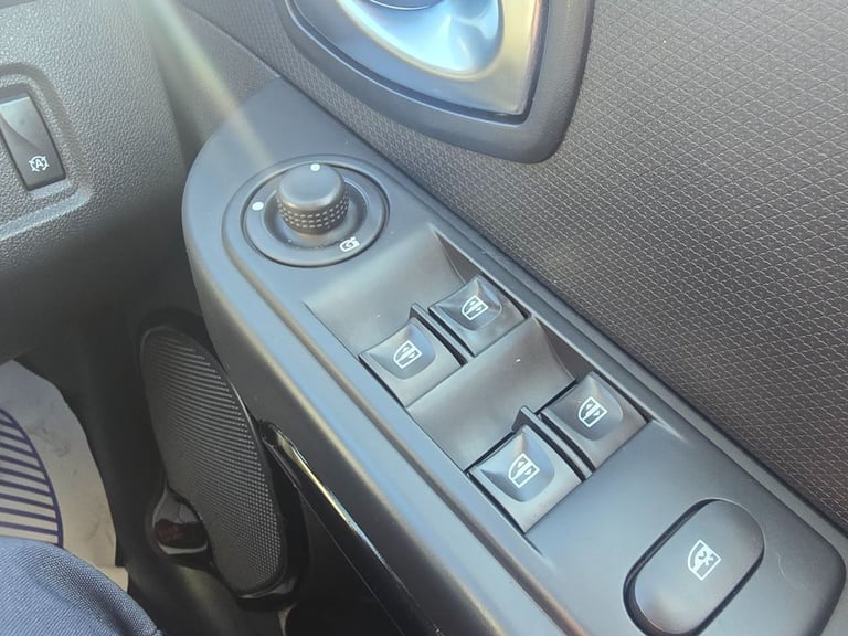 2016 Renault Clio 1.5 dCi Dynamique S Nav Hatchback 5dr Diesel Manual Euro 6 (s/s) (90 ps) Hatchb...