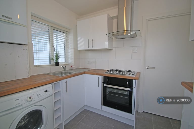 2 bedroom flat in Village Way East, Harrow, HA2 (2 bed) (#2638333)
