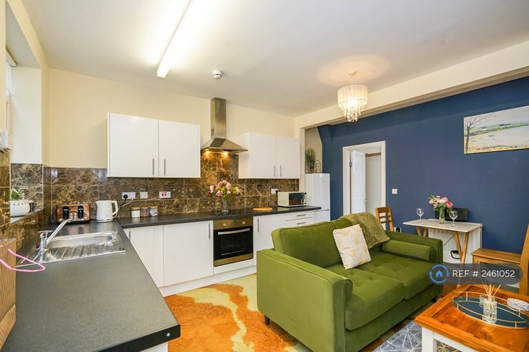 1 bedroom flat in Eccles Town Centre, Eccles, M30 (1 bed) (#2461052)