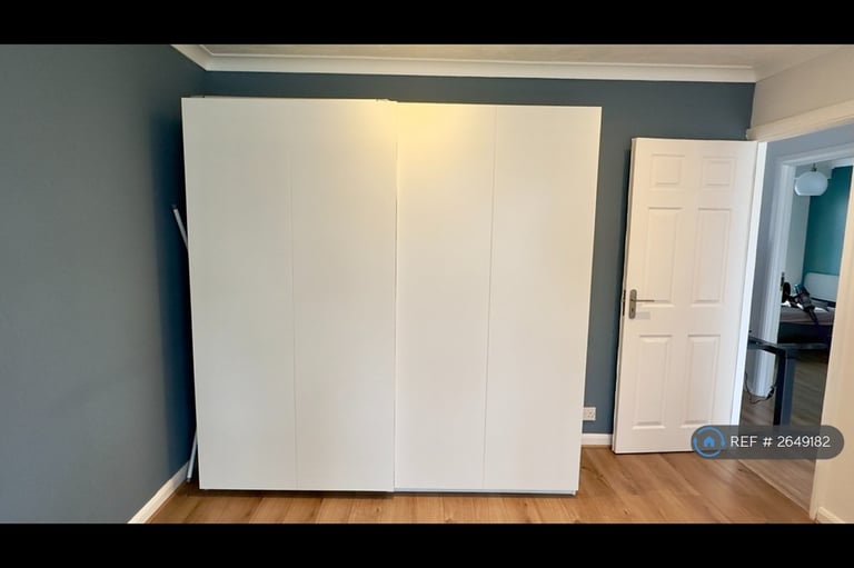 2 bedroom flat in Eastern Avenue, Ilford, IG2 (2 bed) (#2649182)