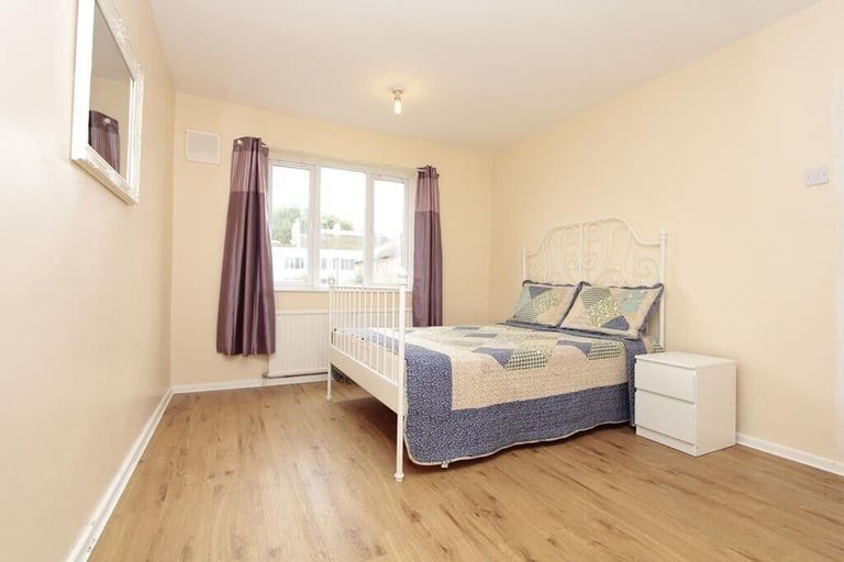 Poplar • 3 Double rooms •  Available Now  • zone 2 • 0 Deposit Available • £145