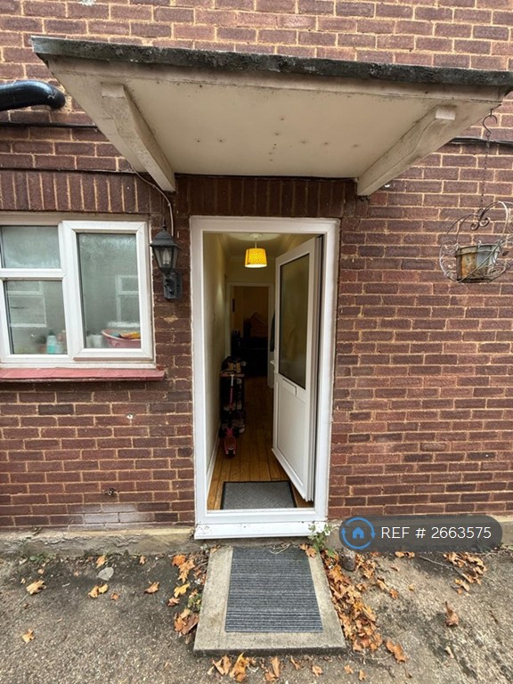 2 bedroom flat in Lansbury Drive, Hayes, UB4 (2 bed) (#2663575)