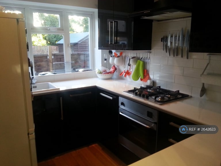 2 bedroom flat in Whitton Road, Twickenham, TW1 (2 bed) (#2642623)