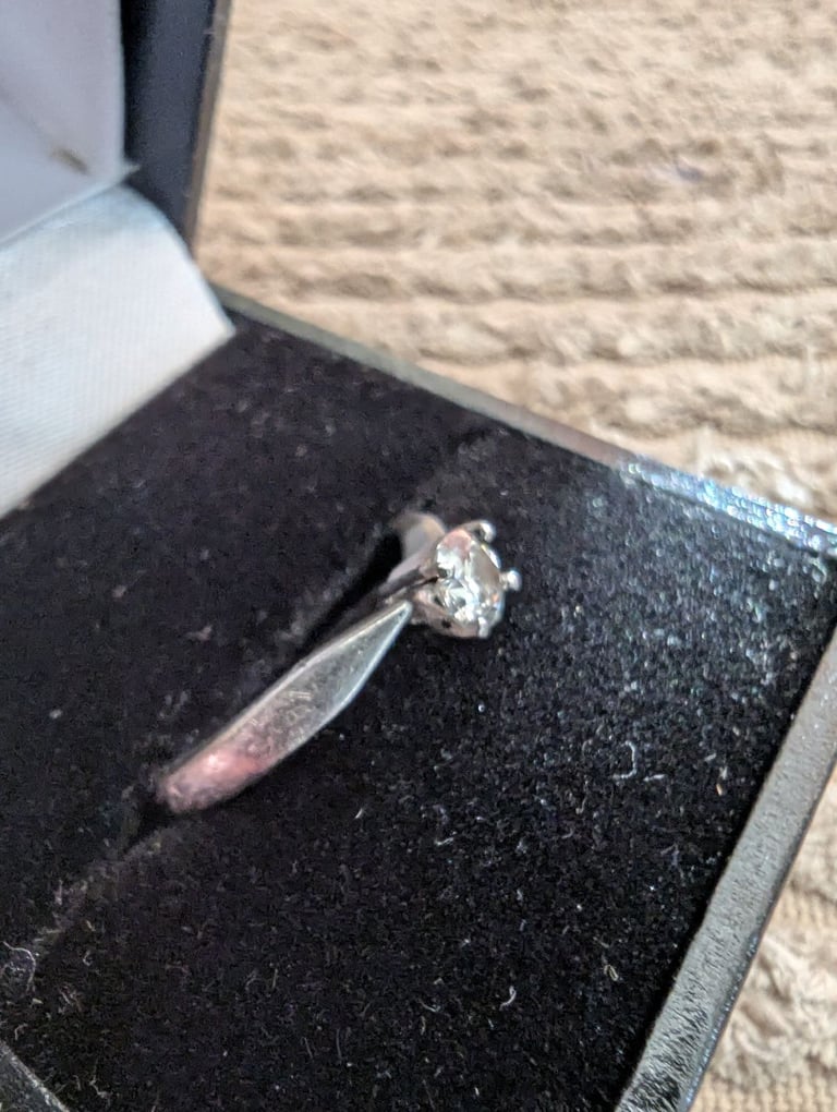 Diamond engagement ring 