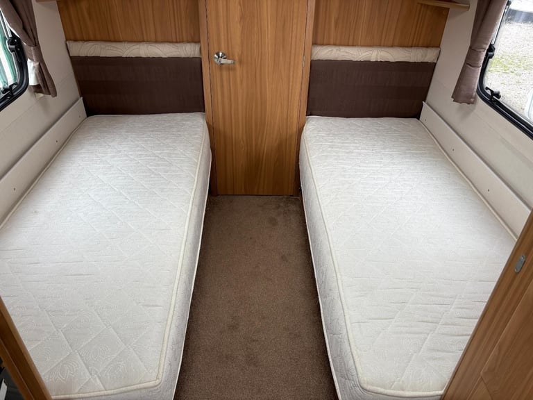 LUNAR CLUBMAN SB- FIXED SINGLE BEDS + END WASHROOM + MOTORMOVER