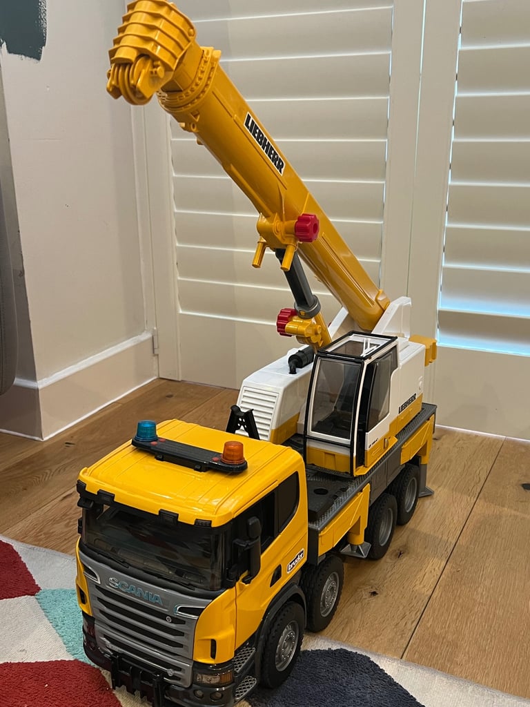 Crane truck toy