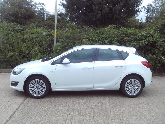 2016 Vauxhall Astra 1.4i 16V Excite 5dr White 36k Miles FSH Years MOT Warranty HATCHBACK Petrol M...