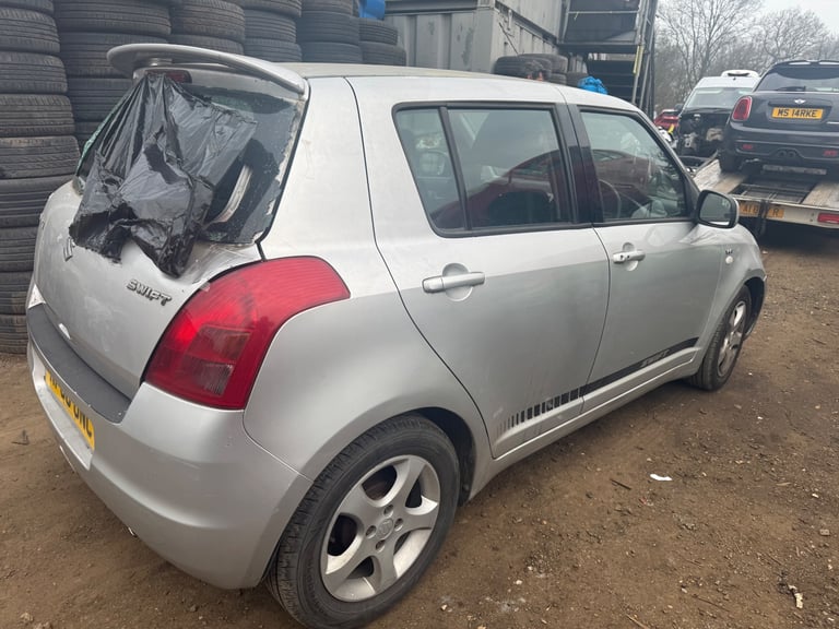 Suzuki swift 1.3 automatic 2006 silver BREAKING FOR PARTS 