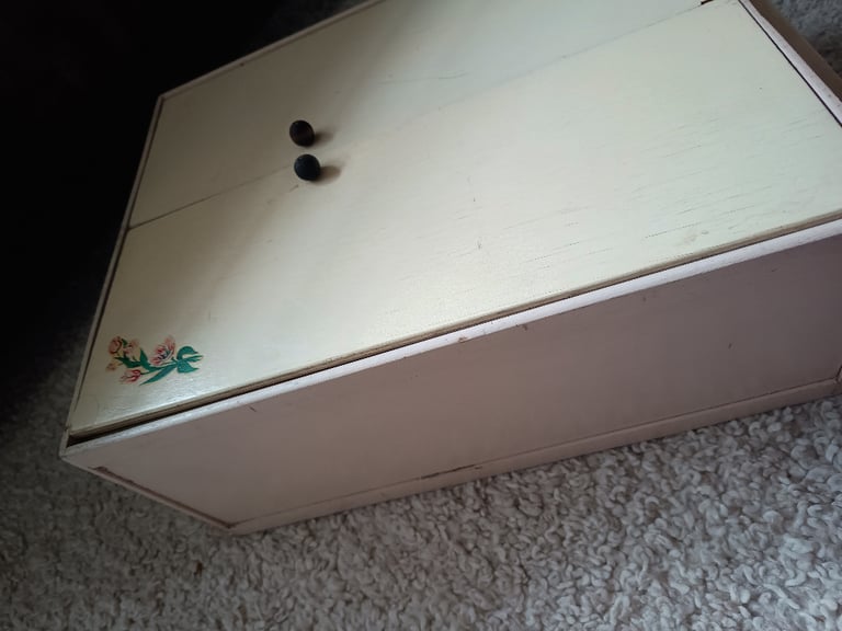 GENUINE AMANDA JANE VINTAGE WOODEN DOLLS WARDROBE