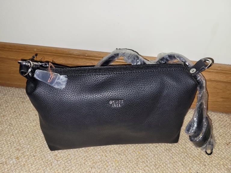 Guess bag in Northern Ireland | Handbags, Purses & Women's Bags for Sale |  Gumtree