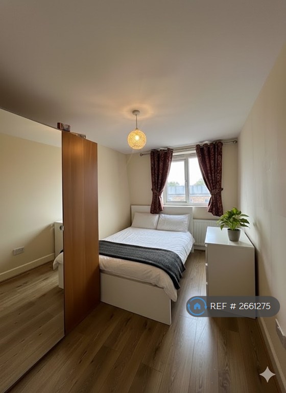image for 2 bedroom flat in High Street Colliers Wood, London, SW19 (2 bed) (#2661275)
