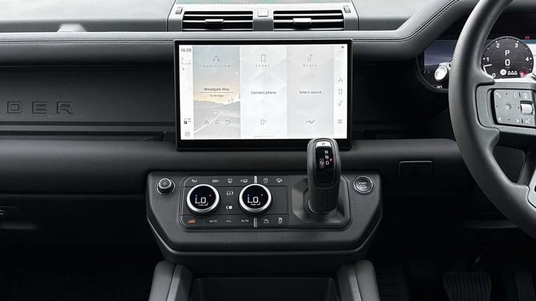 2025 Land Rover Defender 3.0 D250 X-Dynamic SE 90 3dr Auto ESTATE DIESEL Automatic