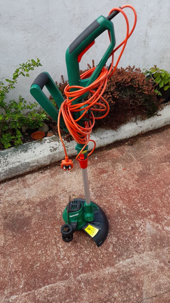 QUALCAST GGT 450A1 electric grass trimmer 450 watt. Cutting width 30cm