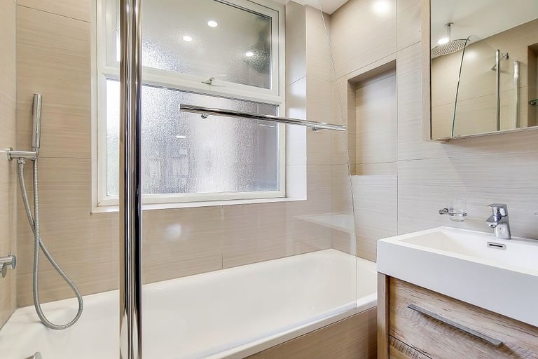 Three bedroom, three bathroom eigth floor apartment in St Johns Wood NW8