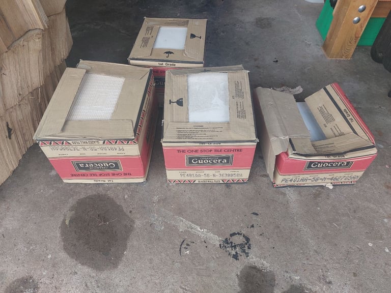 image for 82 glazed white tiles 20 cm x 25 cm 