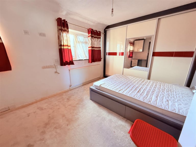 3 bedroom house in Renfrew Road, Hounslow