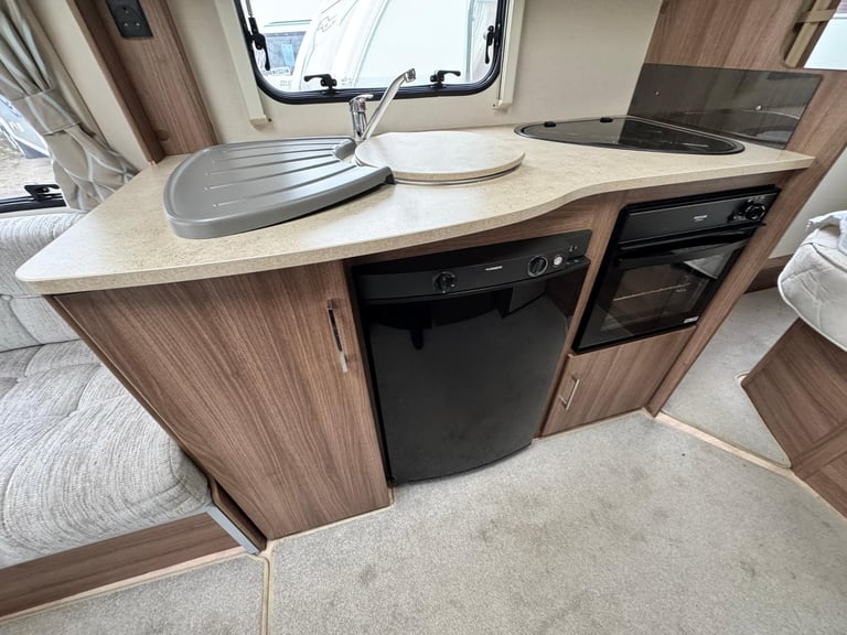 LUNAR VENUS 570/4 2017 MODEL 4 BERTH FIXED ISLAND BED TOURING CARAVAN