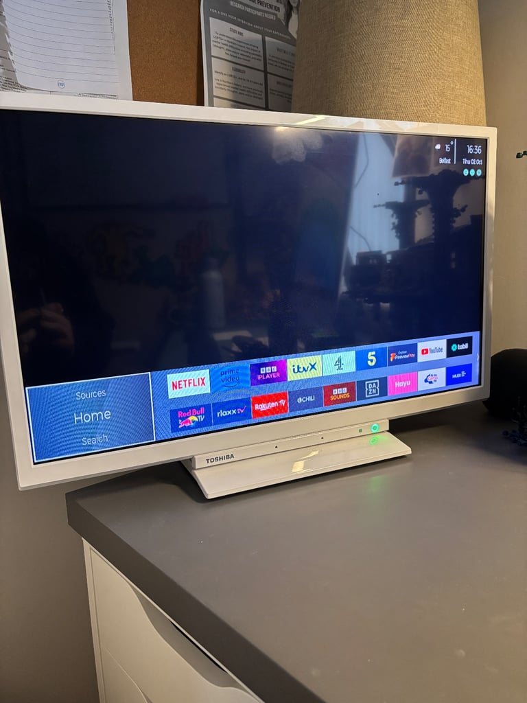 Toshiba 24 inch smart TV HD ready boxed mint condition 