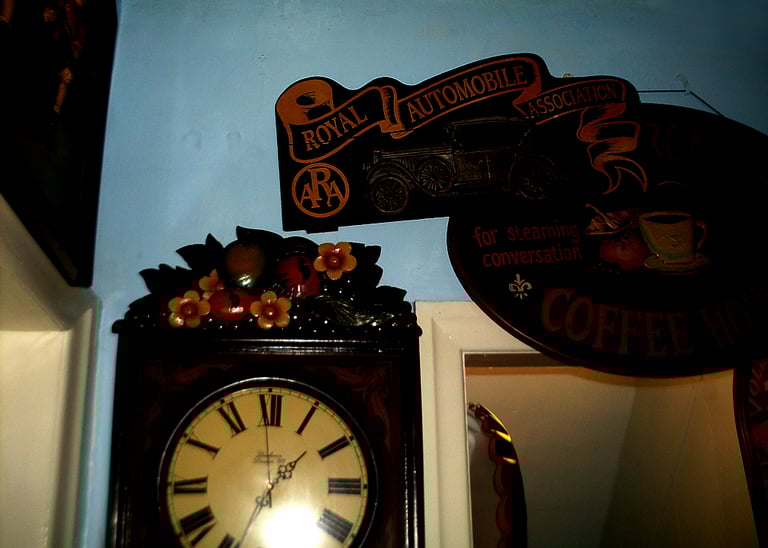 OPEN EVERY DAY: VINTAGE PUB, SHED & HOME BAR ALADDIN'S CAVE: - MICROPUB, MAN & WOMAN CAVES