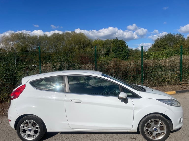 FORD FIESTA 1.2 ZETEC 12 REG WHITE 3 DOOR MOT FEBRUARY 24TH 2026 TAX £165 LOW INSURANCE 50+MPG