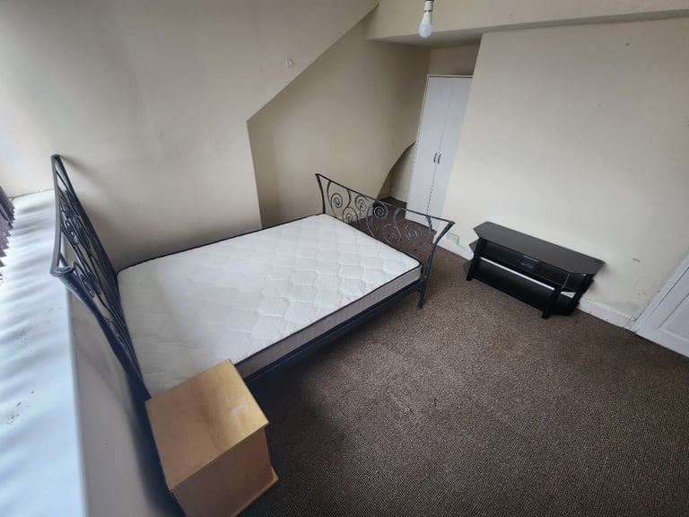 Bight and Spacious Room to let in Bradford, ALL BILLS and WiFi included. £90 per week