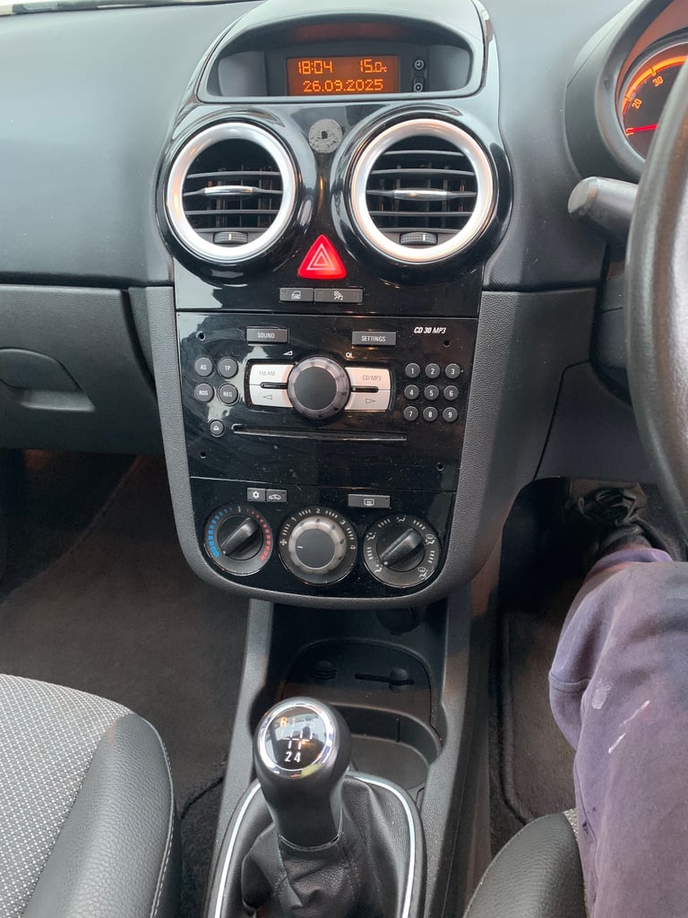Vauxhall corsa 1.4 petrol , manual , 2008 - Image 7