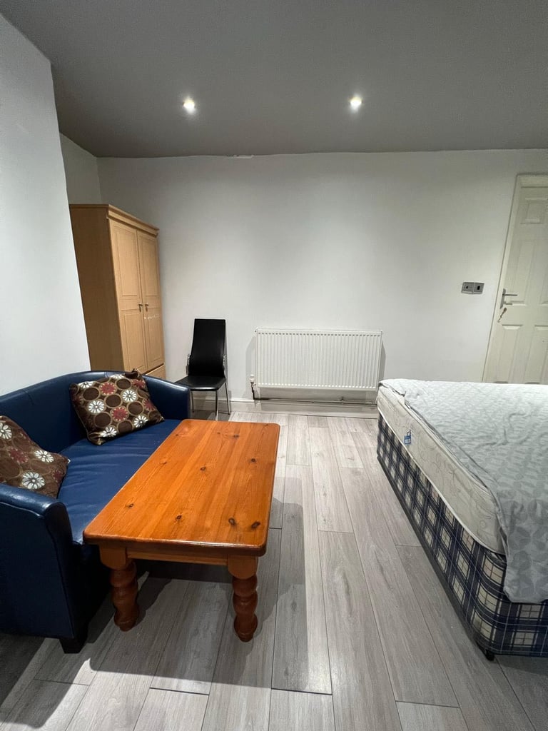 Studio flat in Leeds - ALL BILLS included