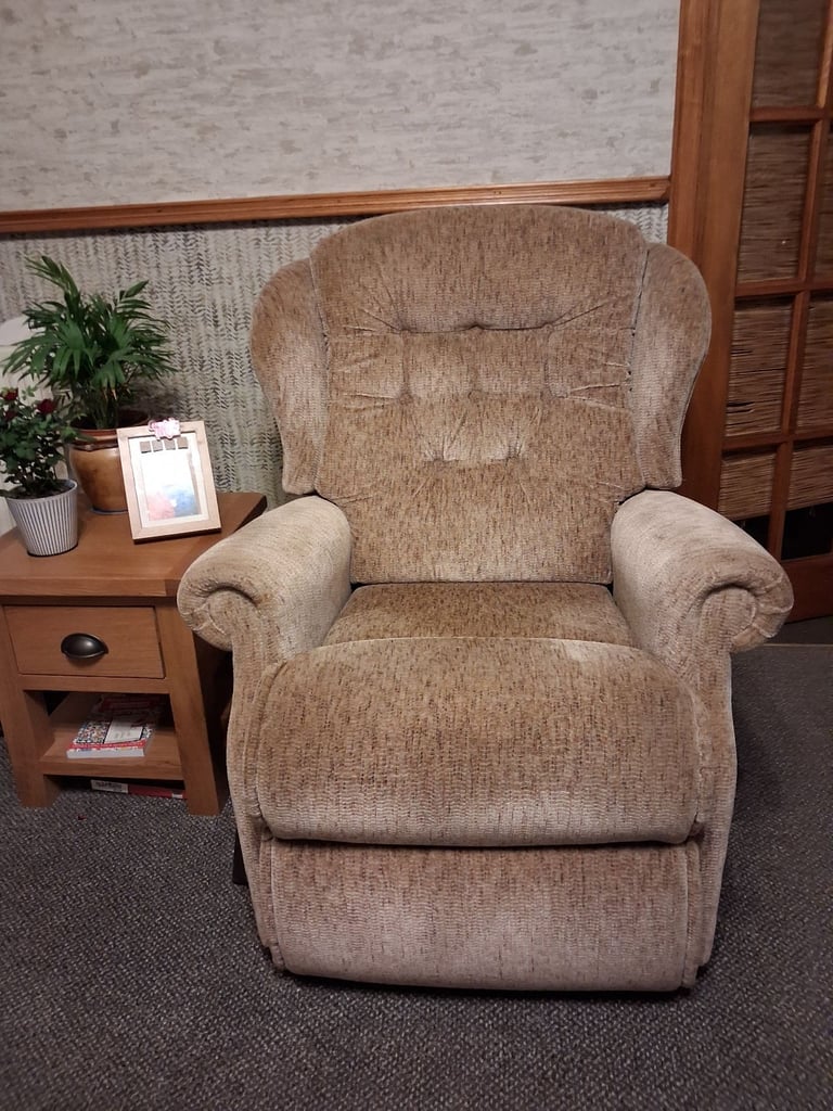 Rise recliner chair ,sherbourn Lynton model 