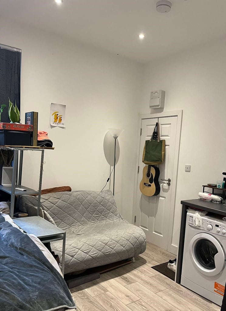 **Lovely Ensuite Semi-Studio close to Acton Town Station - All Bills Included** 
