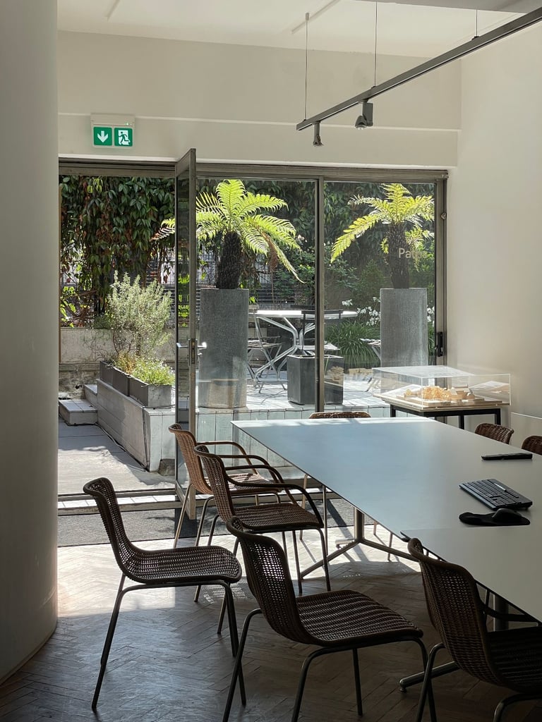 DESK SPACES TO LET. BRIGHT CO-WORKING STUDIO, CAMDEN TOWN