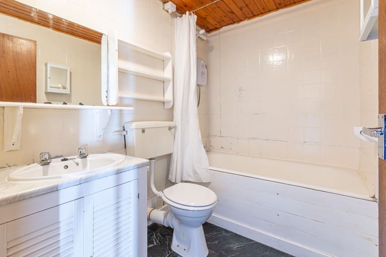  Fantastic, 3 bedroom, HMO flat over two levels, near the Pleasance – available NOW