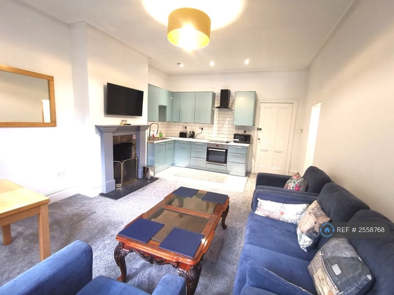 2 bedroom flat in Snowdon Road, Bournemouth, BH4 (2 bed) (#2558768)