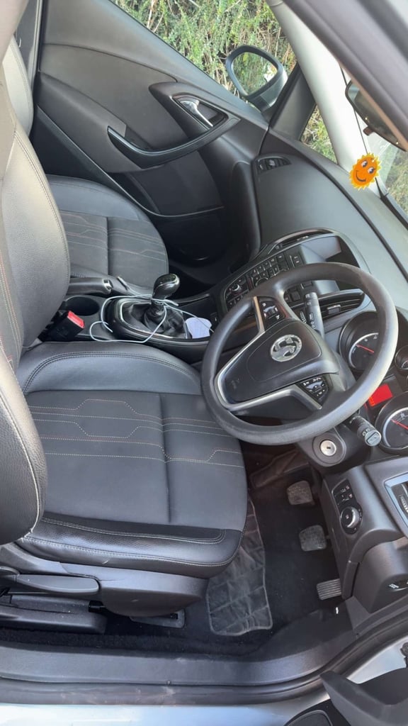 Vauxhall, ASTRA, Hatchback, 2012, Manual, 1598 (cc),5 doors - Image 3