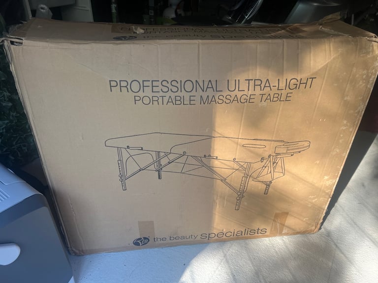 PROFESSIONAL ULTRA-LIGHT PORTABLE MASSAGE TABLE