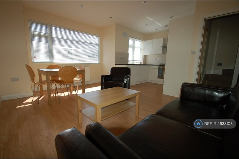 image for 2 bedroom flat in Park Road, London, NW4 (2 bed) (#2638108)