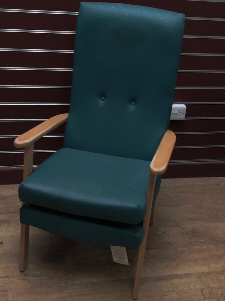 Single green buttoned chair with wipeable fabric in great condition