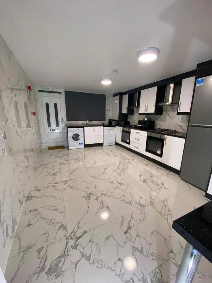 R2HMO/SL Modern 6 Bed House in Uxbridge UB8