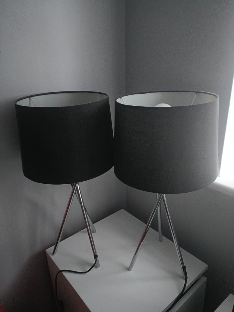 2 matching table lamps