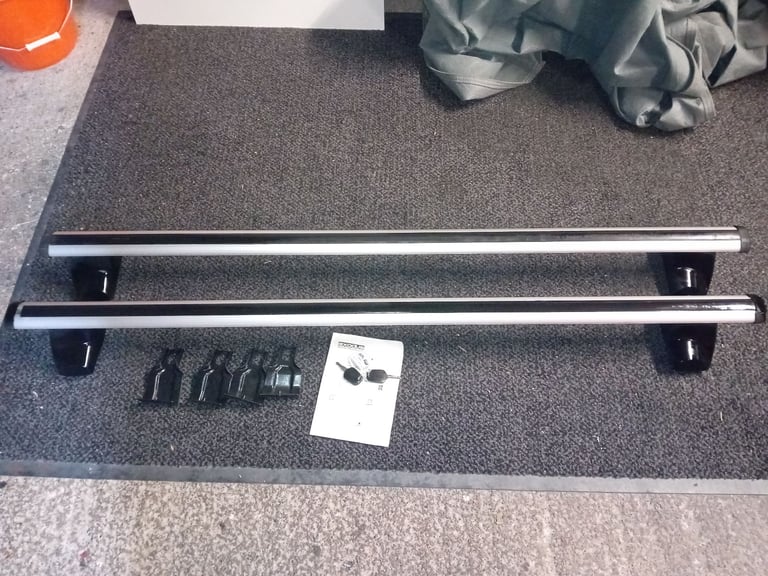 THULE AERO ROOF BARS FOR FORD CMAX, COMPLETE WITH FITTING KIT, LOCKS AND KEYS