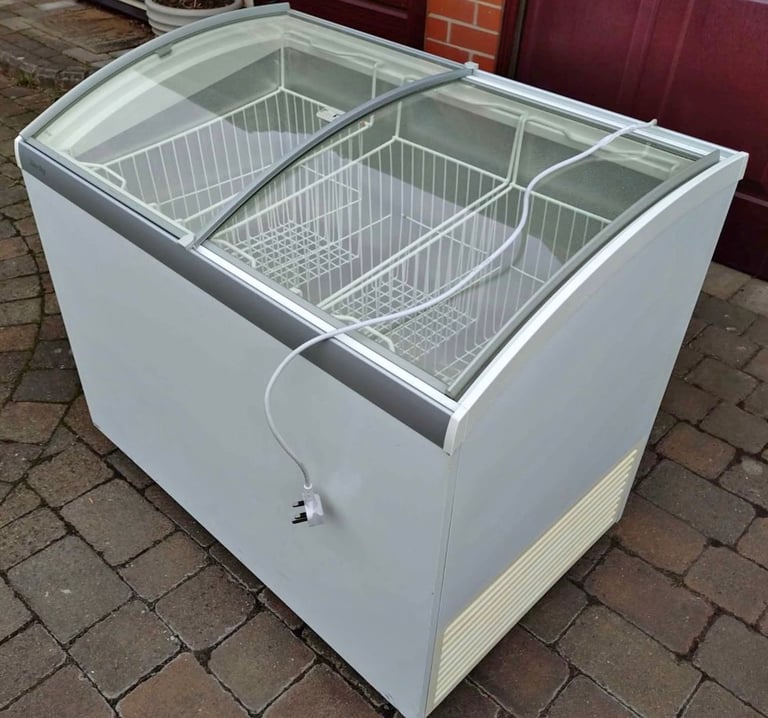 SLIDING DOORS (300L)  ICE CREAM DISPLAY CHEST FREEZER IN EXCELLENT WORKING CONDITION
