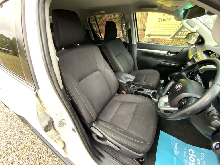 2021 Toyota Hilux 2.4 D-4D Invincible Pickup Double Cab 4dr Diesel Manual 4WD Euro 6 (s/s) (1 PIC...