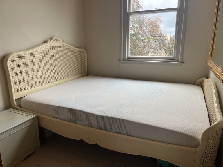 Superb Wills & Gambier King Size Bed with Silentnight 7 zone memory foam mattress.