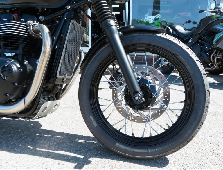 TRIUMPH BONNEVILLE STREET TWIN 900 BRAT TRACKER EDITION 