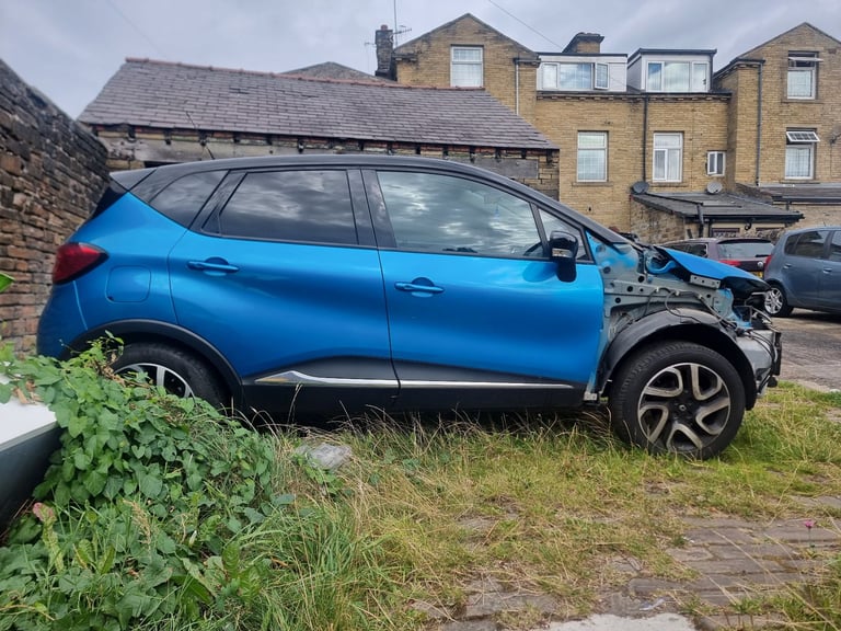 2014 Renault Captur Breaking. BIXNX, RPM Blue.