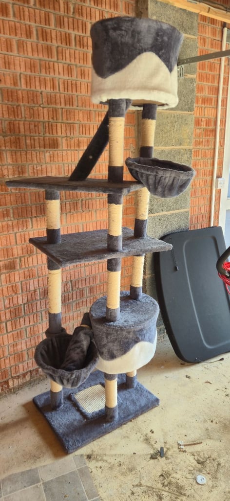 Cat climbing frame