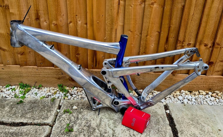 image for Giant glory 2009 downhill frame medium 26"