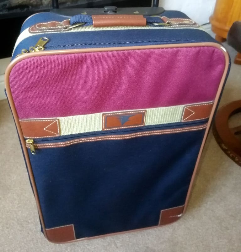 Small Tow ALong Wheeled Suitcase Cabin Luggage 55 x35 x 19 cm