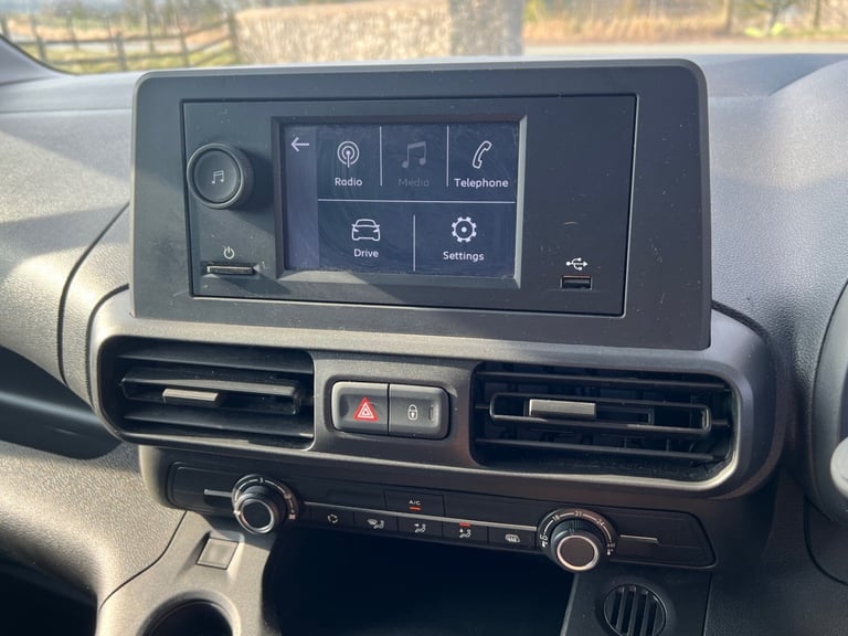 VAUXHALL COMBO-E 2300 100kW 50kWh DYNAMIC AUTOMATIC L1 VAN 71 REG 12,800 MILES