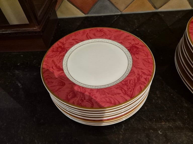 Villeroy & Boch bone china Chateau collection. 8 large plates 8 side plates  