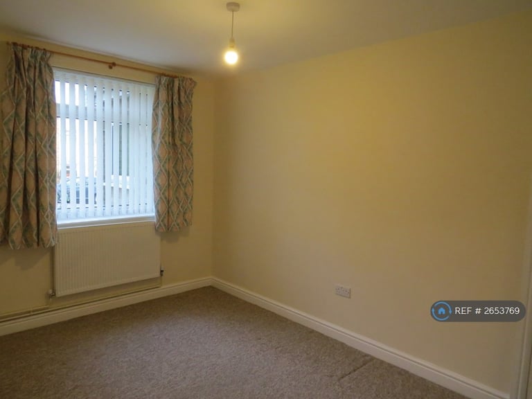 2 bedroom flat in Mowbray Drive, Reading, RG30 (2 bed) (#2653769)